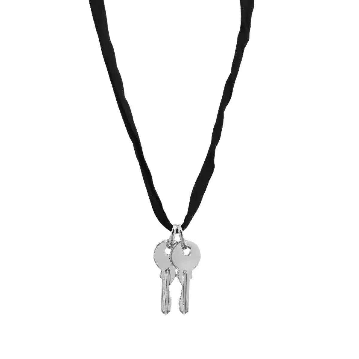 

High-End 2025 Women s Key Necklace Choker - Light Luxury Clavicle Chain