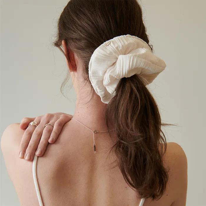 COTOIT_Shell Texture Hair Scrunchie_ Ivory / Black