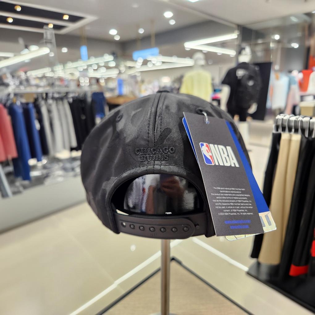 [NBA] Unisex Chicago Bulls CHI Big Metal Hard Snapback Hat N255AP622P