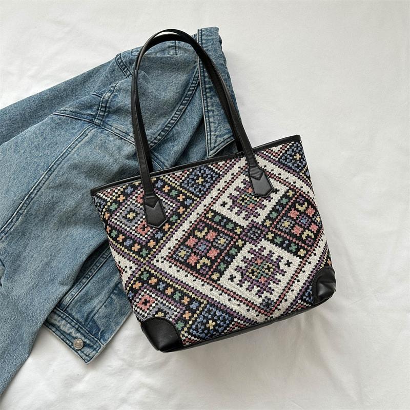 Chic Large Capacity Canvas Tote Bag For Women Fashionable Shoulder Bag With Zipper