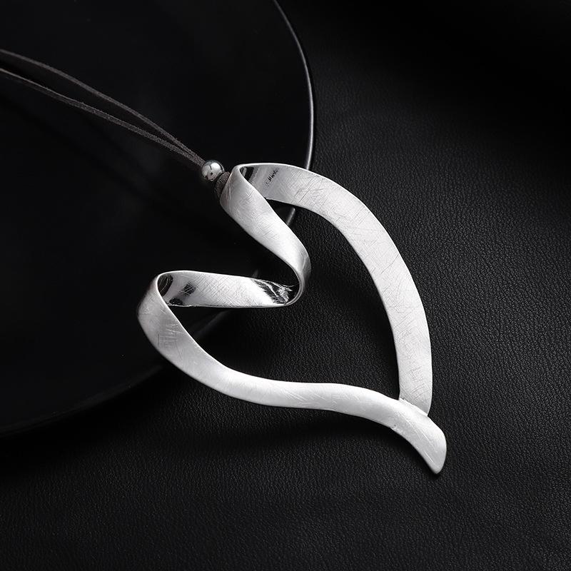 

Новая полая матовая подвеска из сплава в виде сердца любви, женская длинная цепочка-свитер на кожаном шнурке с неровным персиковым сердцем