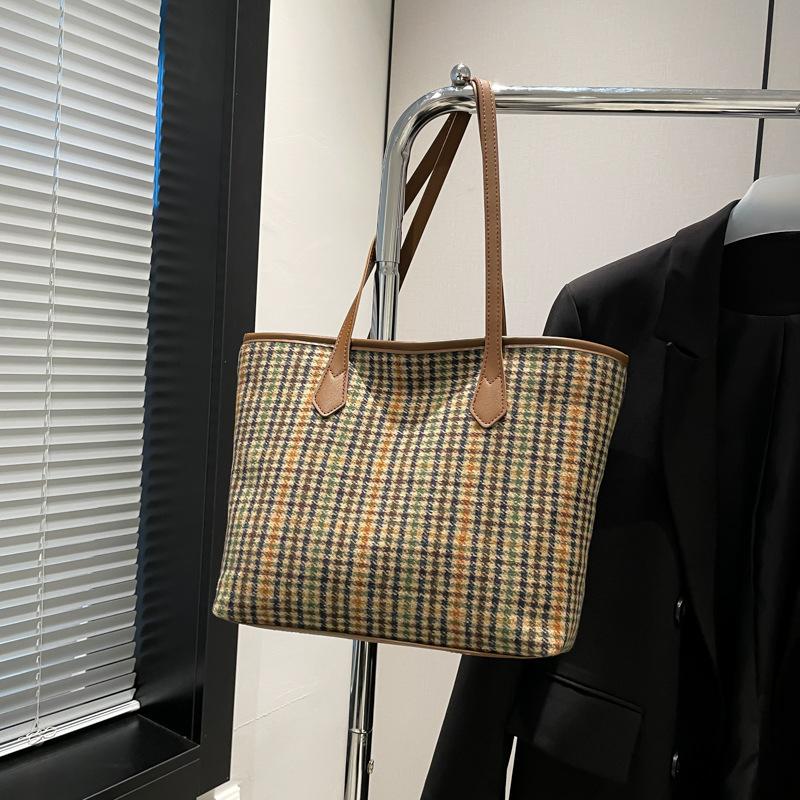 

В этом году популярны вместительные сумки-тоут для женских новых корейских версий ретро-сумок для通勤 2025 года, высококлассные сумки через плечо/подмышку.