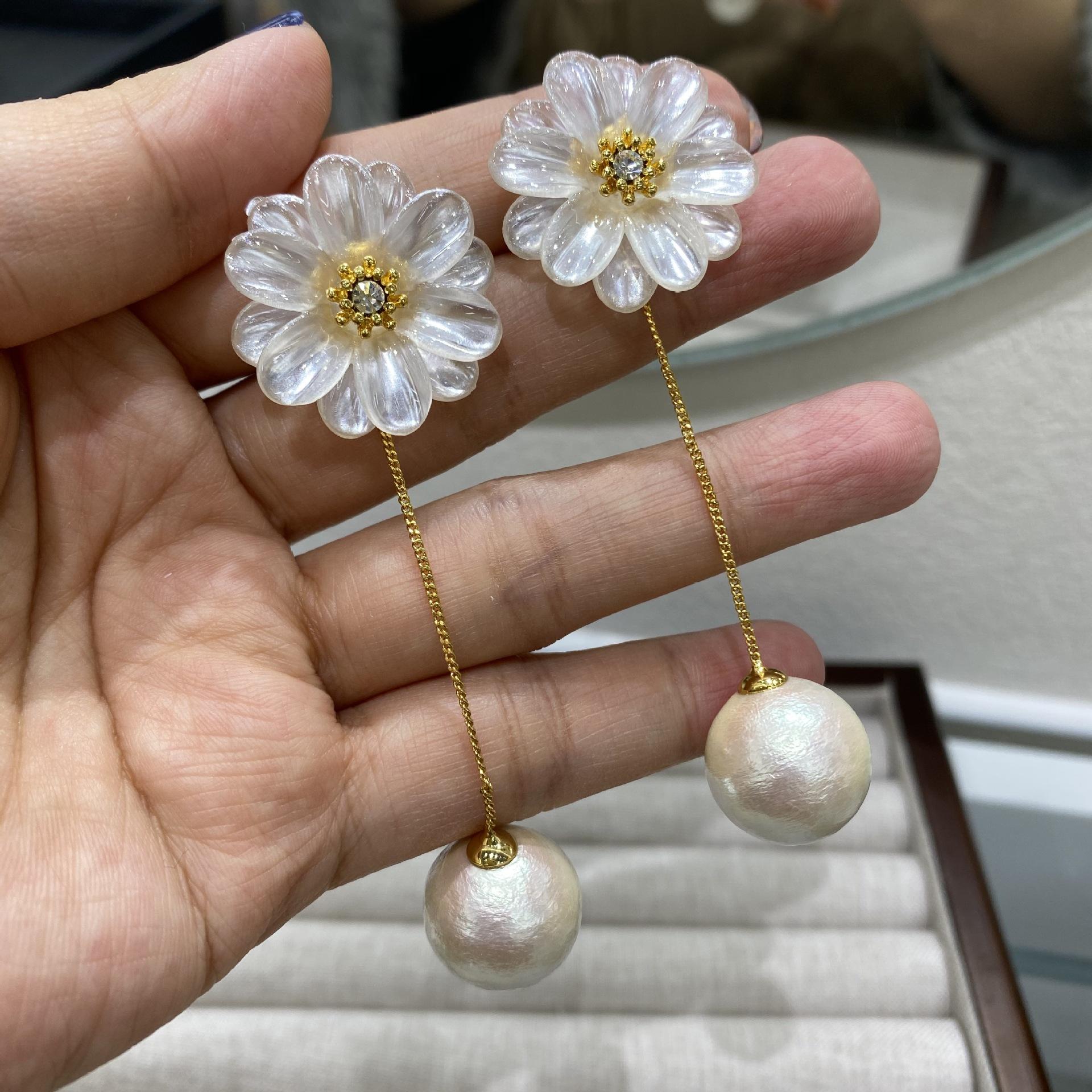 

Spring New Products Are Sweet, Small And Fresh, A Pair Of Small Daisy Earrings, Fashionable Temperament, And Long Simple And Versatile Earrings.