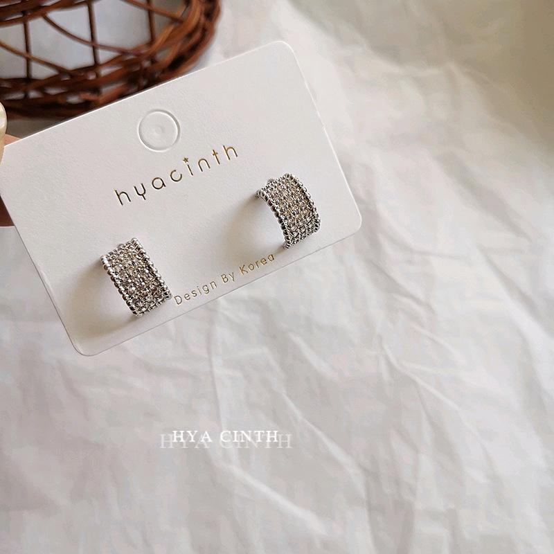 

BELLA BOX Trendy C-shaped Perforated 925 Sterling Silver Pin Earrings, Super Sparkling, Trendy Stud Earrings For Spring And Summer золотий