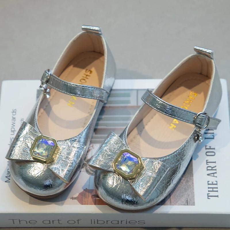 

Детские кожаные туфли с бантом из кристаллов, туфли принцессы для девочек, однотонные, универсальные, 2024, новые детские туфли на плоской подошве с круглым носком и мягкой подошвой 26 серебряный