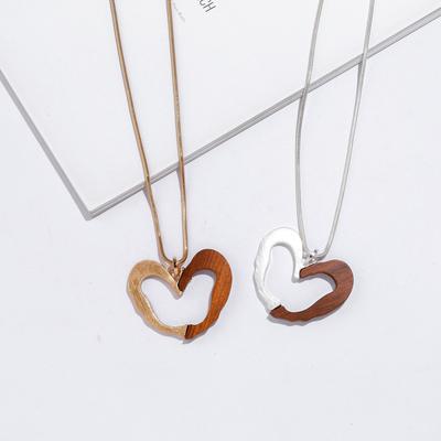 Beliebter Stil Geometrisches Pfirsichherz Halskette Holz + Legierung Schlangenkette Damen Lange Pulloverkette