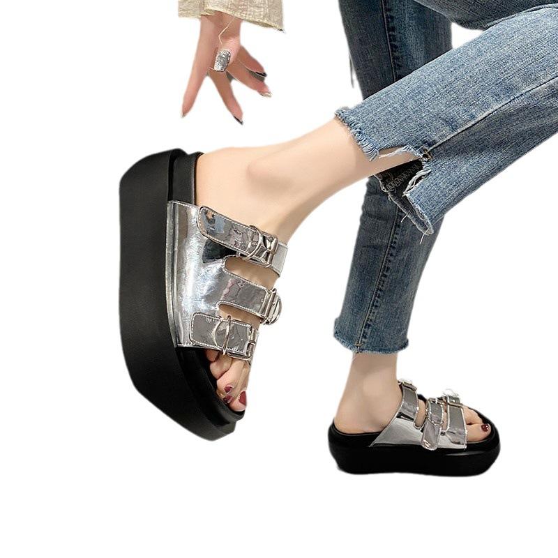 High-End Metallschnalle Lackleder Mode Muffinbrot Coole Slipper Damen Sommerbekleidung Dicke Sohle 8cm Höhenzunahme Ein-Wort-Slipper