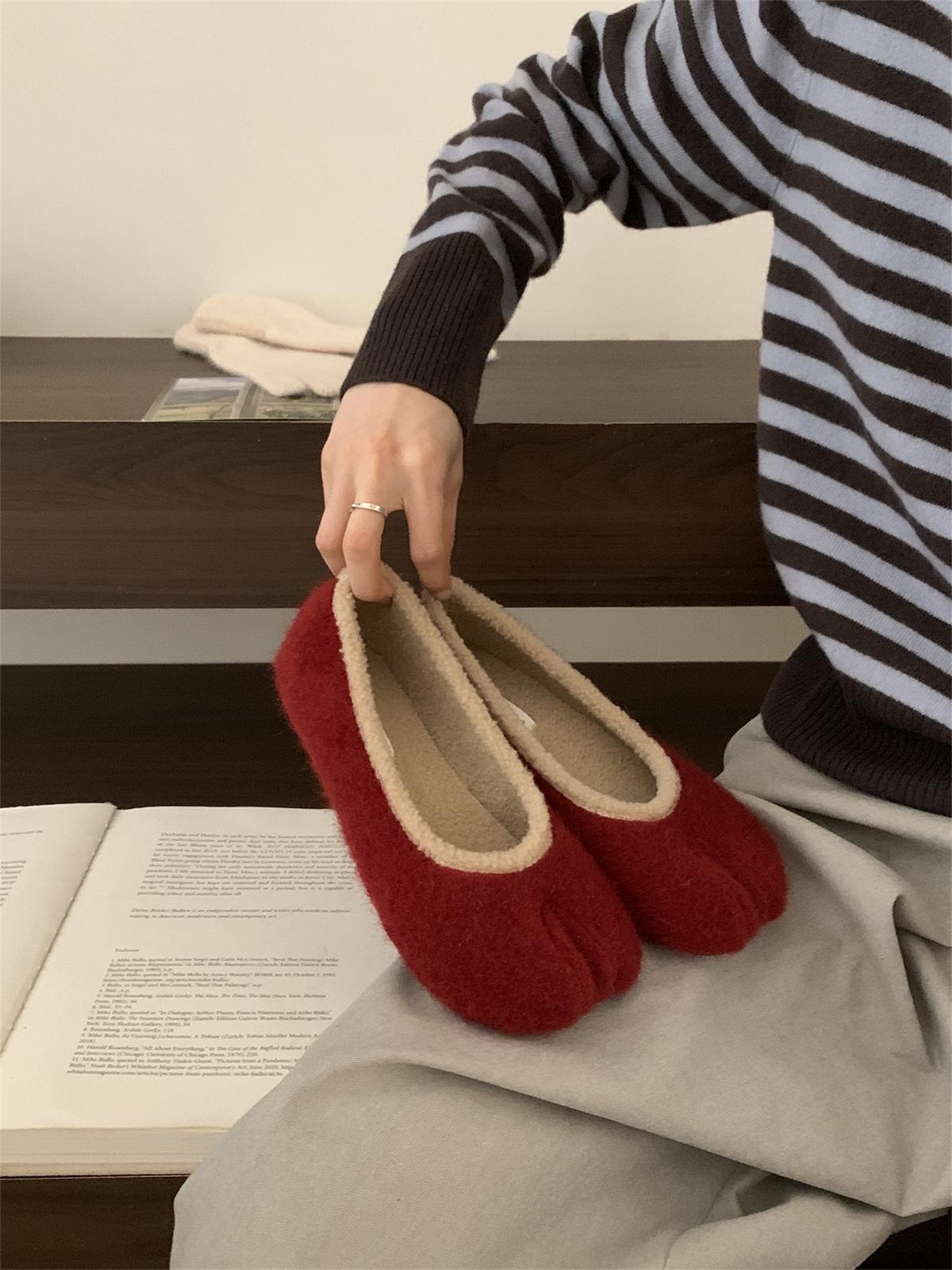 

Ретро красные однопедальные туфли на плоской подошве для женщин, для ношения осенью и зимой, теплые велюровые туфли-бини, туфли с раздвоенным носком, туфли из хлопка в виде свиных копыт 39 красный