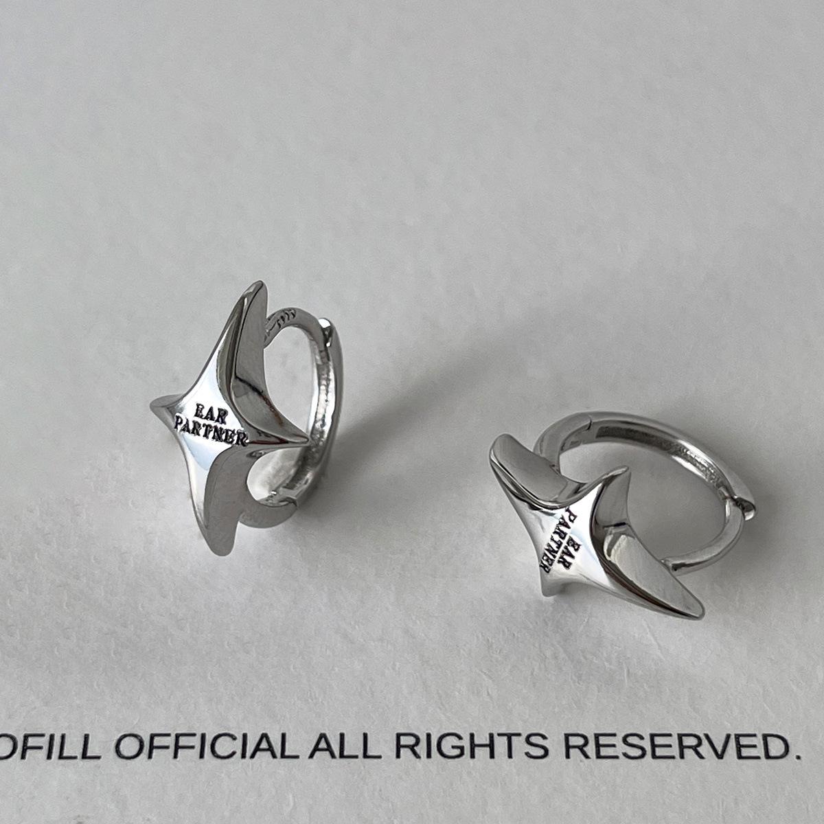 

Легкие роскошные персонализированные серьги-звездочки женские изысканные и маленькие серебряные игольчатые гвоздики для ушей нишевый дизайн высокого класса новые серьги-пряжки для ушей A pair of 925 silver needle