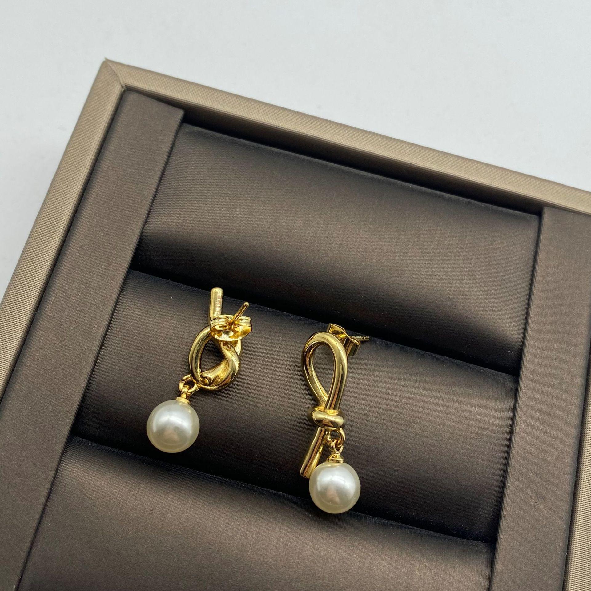 

Новые нерегулярные витые маленькие висячие жемчужные серьги для женской моды в стиле минимализма, изготовленные из серебряных игл 925 пробы из латунного материала