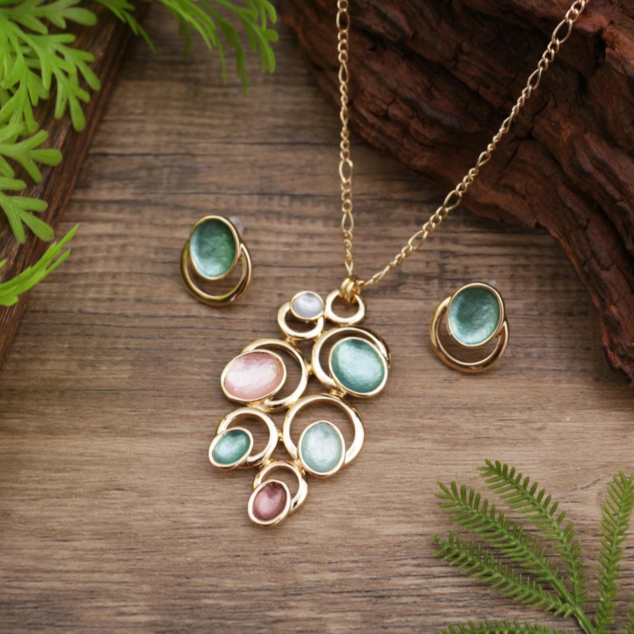 

Новый эмалированный геометрический набор серег-пусетов с подвеской в виде лепестка, женское модное ожерелье с цветком высокого класса