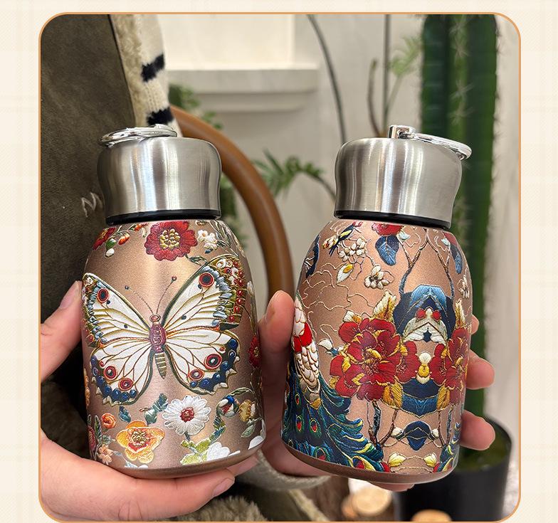 Elegantní retro zlatý motýl páv izolovaný módní hrnek - kreativní dárek pro dámy