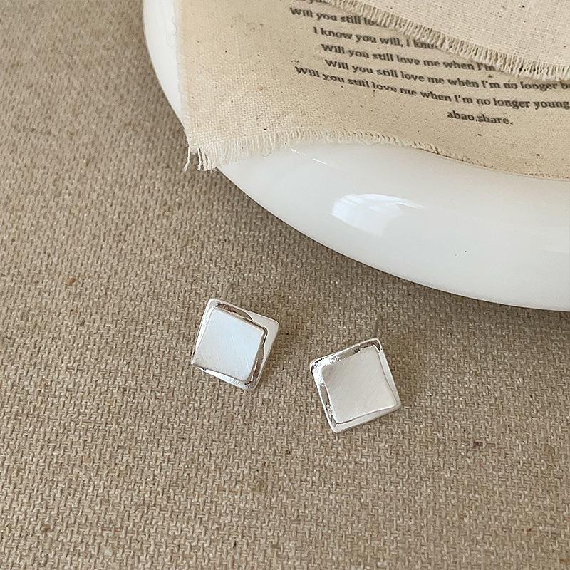 

Геометрические серьги-пусеты в виде сердца из матового металла - Уникальный дизайн, универсальные и изысканные украшения для женщин