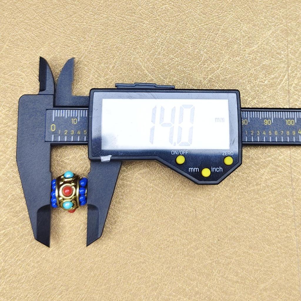 Nepalski Ręcznie Robiony Naszyjnik z Sześciosylabową Mantrą z Mosiężnymi Inkrustowanymi Koralikami