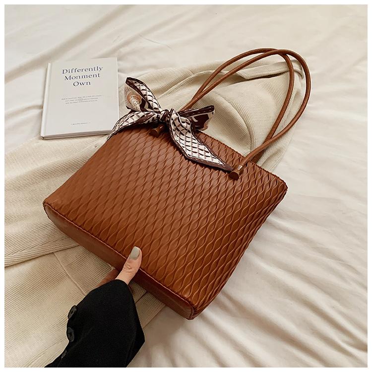 

2025 summer new niche design tote bag women s vegetable large capacity retro casual shoulder bag commuter armpit bag коричневый