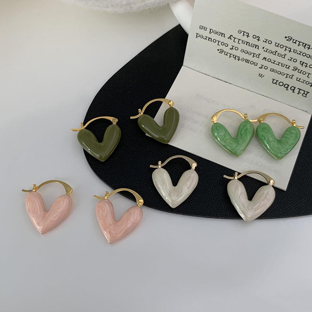 

Женские серьги-гвоздики в форме сердца с эмалевыми каплями, маленькие и нежные, доступны в нескольких цветах.