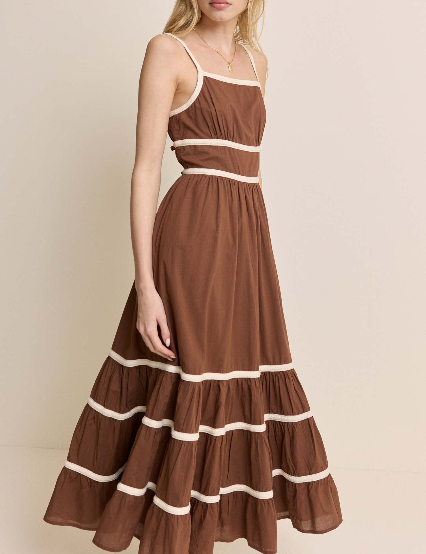 French-style vacation-style spaghetti strap long dress for women, spring-summer waist-cinching pleated pleated dress, solid color elegant and elegant S шоколадный