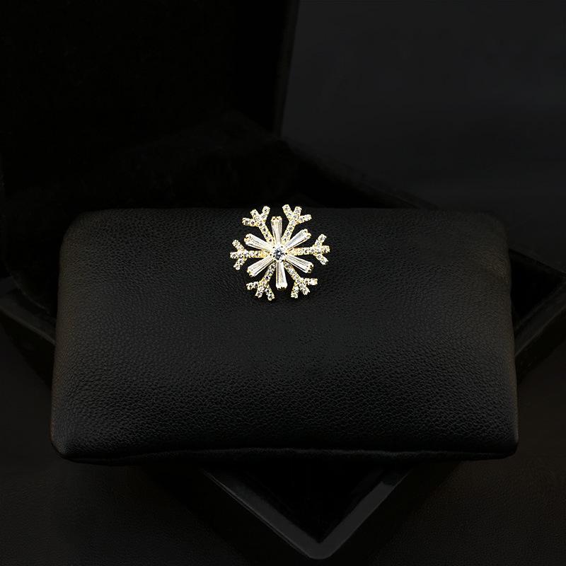 

Брошь-лацкан «Бриллиантовая снежинка»: Модная брошь для женских рубашек