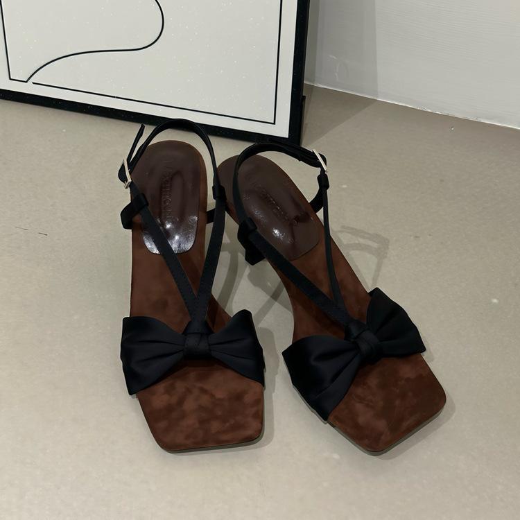 Sandales d'été 2025 pour femmes à bout ouvert carré français, à lanière stiletto avec jupe, élégantes à talons hauts extérieurs