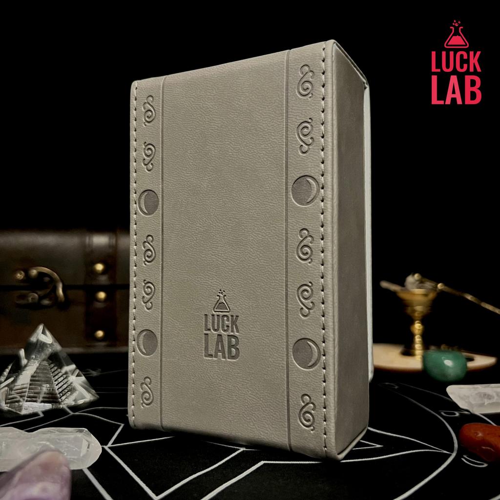 Luck Lab Leder Tarotkarten Grau Passt für die meisten Standard-Tarotkarten Box Deck Mond Design Etui/Halter - - (Passt Größe) -