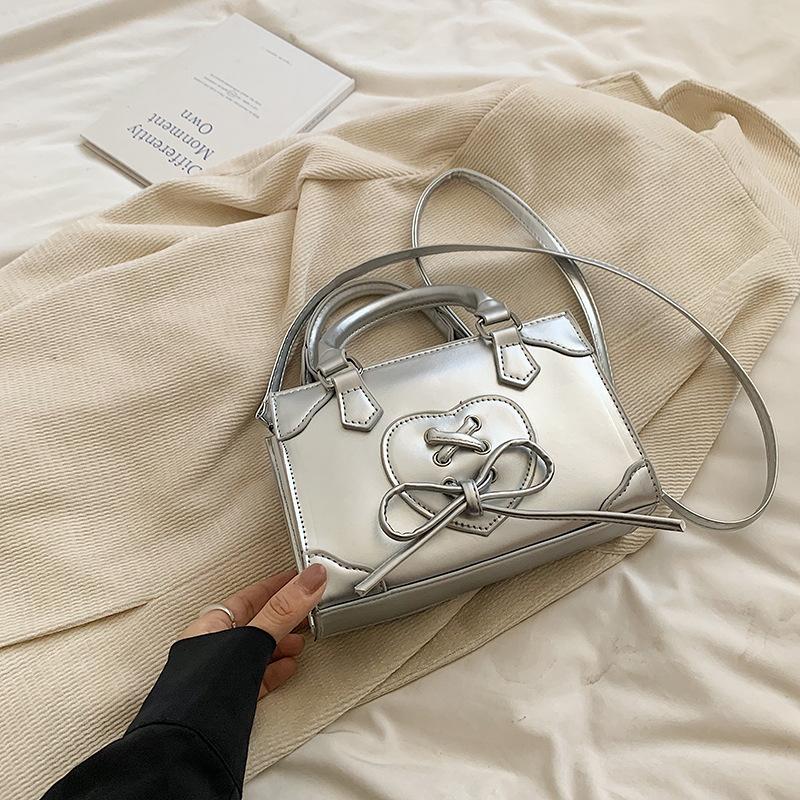 

Модная маленькая квадратная сумка для ручной носки женская корейская версия простая сумка через плечо 2025 лето нишевый трендовый дизайн сумка-мессенджер серебряный