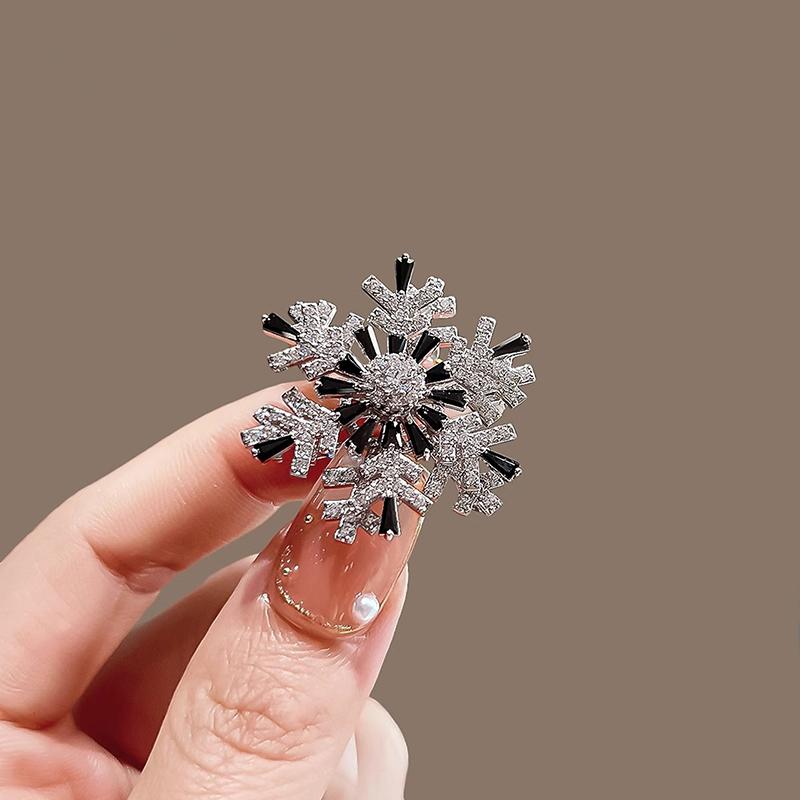 Fashion Luxury Rhinestone Snowflake Brooch Rotatable Snowflake Suit Pins Clothing Accessories Shiny Corsage Christmas Gifts