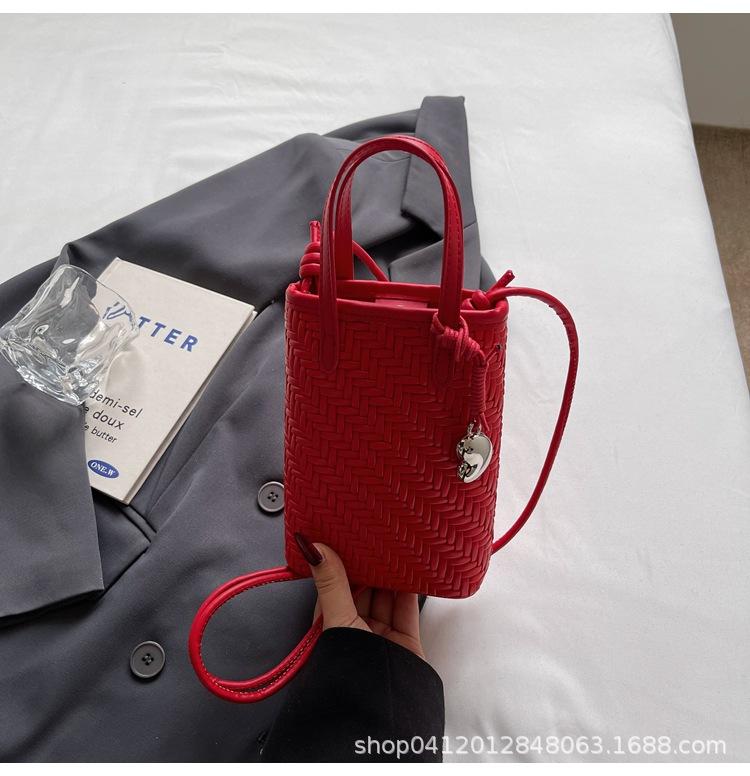 

Exquisite niche woven bag women s 2025 new summer popular versatile messenger bag women s hand carry niche mobile phone bag красный