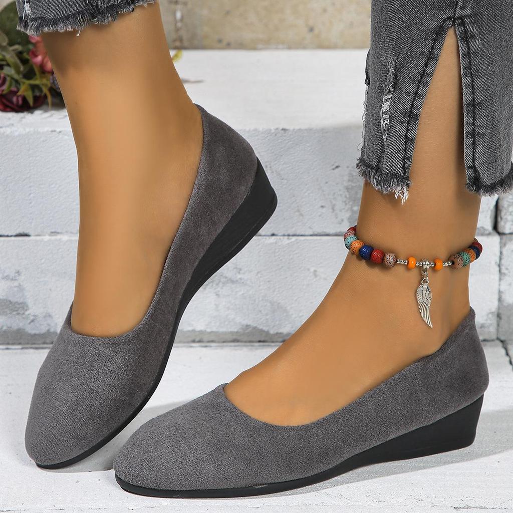 Mocassini Sneakers da Donna Taglie Forti con Punta Acuta e Tacco a Zeppa - Primavera 2024