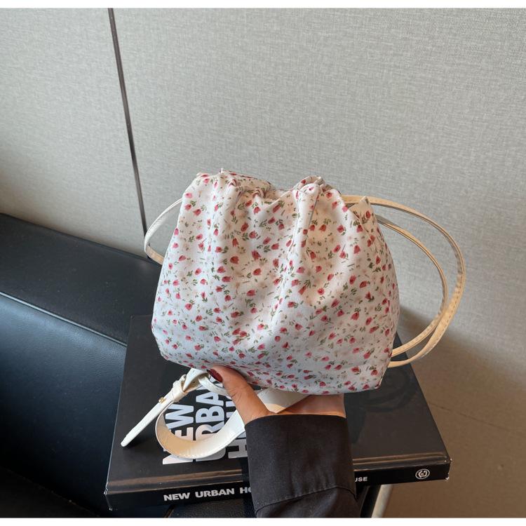 

2025 Women s Crossbody Shoulder Bags: New Fashion, Korean Niche, Casual, Hot-Selling Commuting Bags One Size слоновая кость