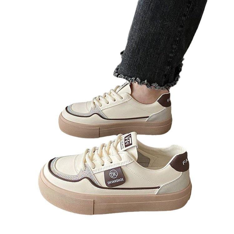 Printemps, été, automne et hiver nouvelles chaussures pour femmes chaussures de planche pour femmes chaussures d'étudiant chaussures blanches femmes coupe basse tête ronde ceinture chic