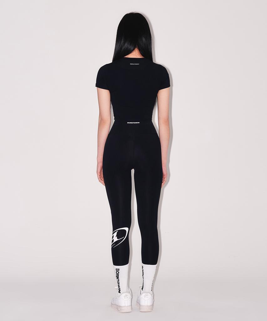 BORN TO WIN W Quick Dry Emblem Semi Crop T-Shirts [Black]