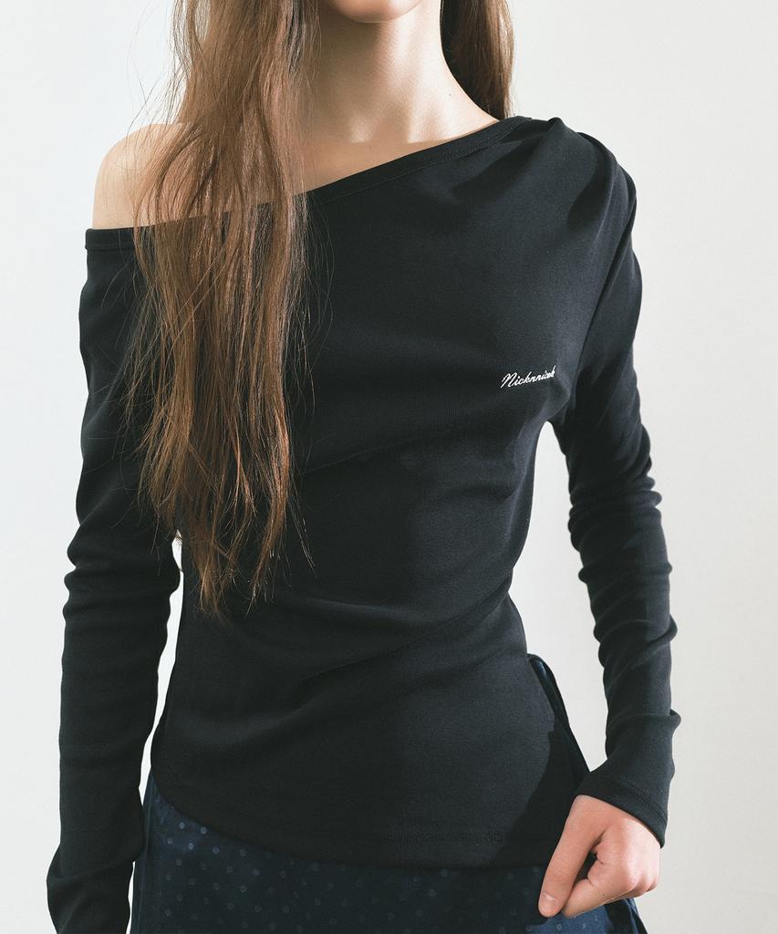 NICK&NICOLE Diagonal Off Shoulder Top_Black