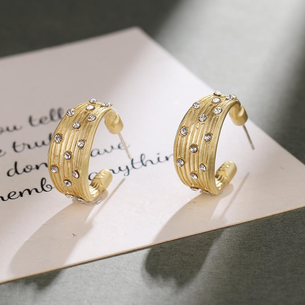 Boucles d'oreilles géométriques dorées creuses exagérées rétro créatives simples Personnalité féminine Boucles d'oreilles géométriques pour fille