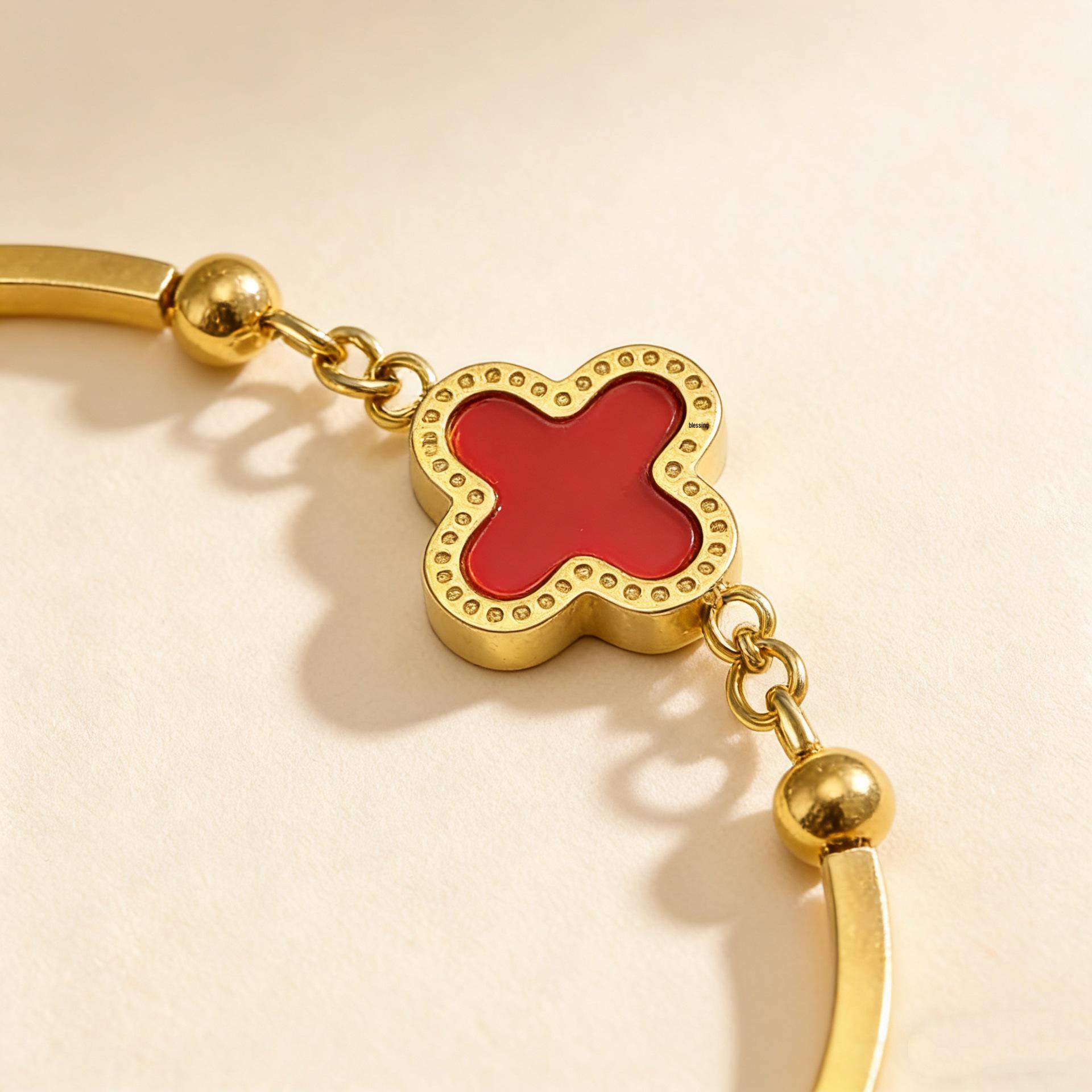 Europäisches High-End Vierblättriges Kleeblatt Armband: Luxuriöses, schlichtes Nischen-Design aus farbechtem Titanstahl beige