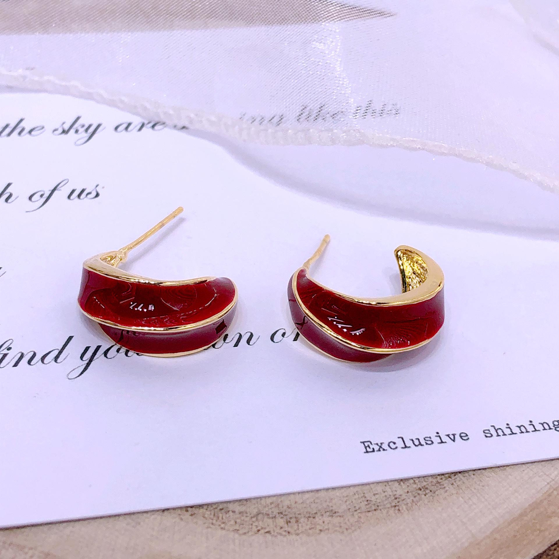 

Elegant Red Enamel Geometric Stud Earrings - Minimalist Hong Kong Style for Women