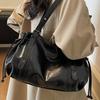 Korean version of high-value large-capacity bag women's 2025 autumn new retro messenger bag going out shoulder commuter bag