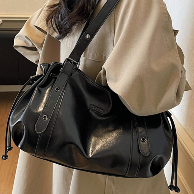 Korean version of high-value large-capacity bag women's 2025 autumn new retro messenger bag going out shoulder commuter bag