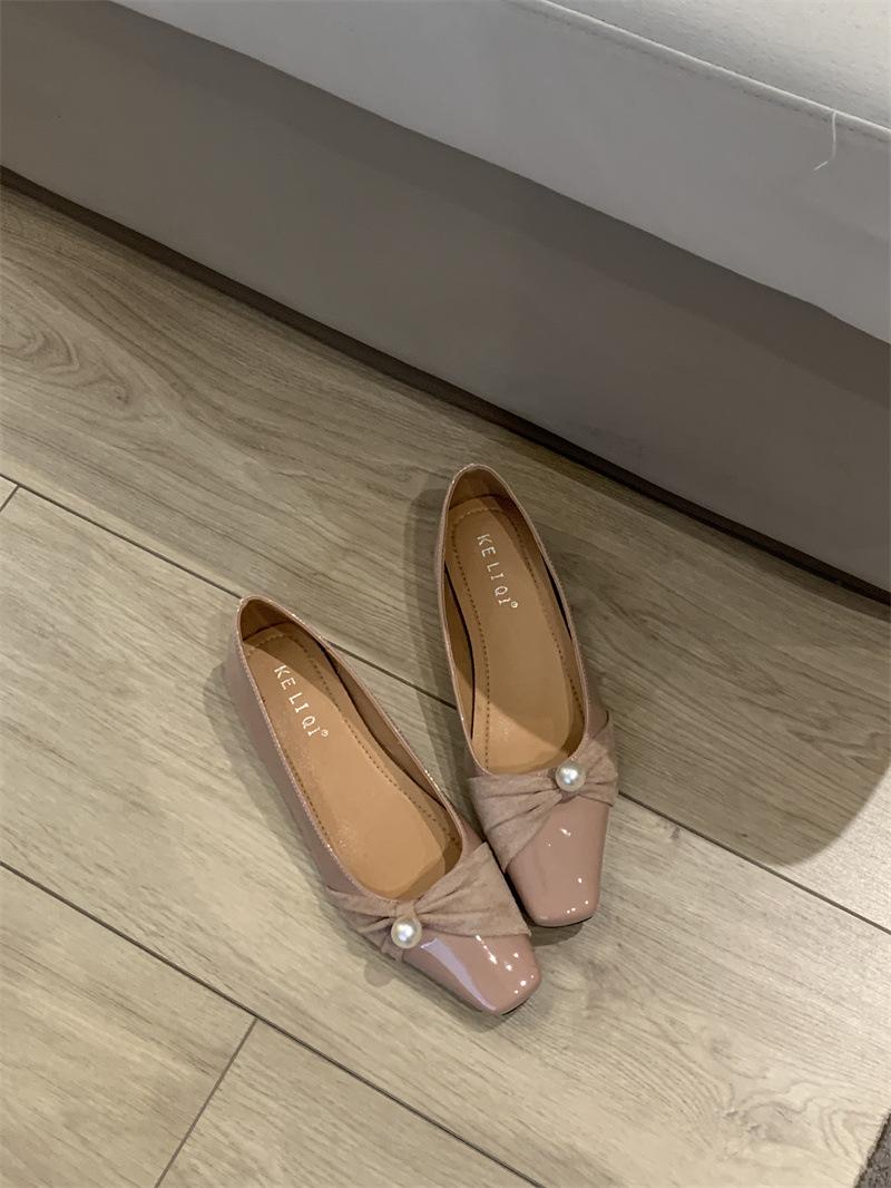 

2025 autumn and winter new temperament pointed head evening grandma shoes pearl bow Mary Jane single shoes 39