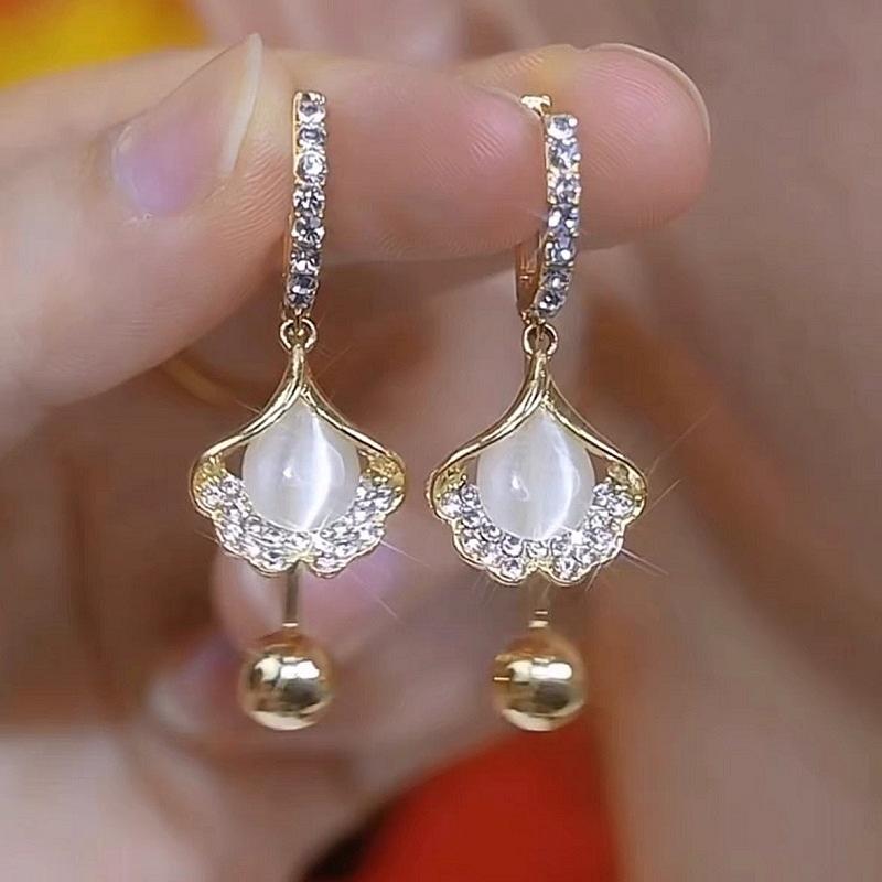 

New design sense opal ginkgo biloba earrings women, small fresh ear buckle earrings temperament versatile Internet celebrity earrings