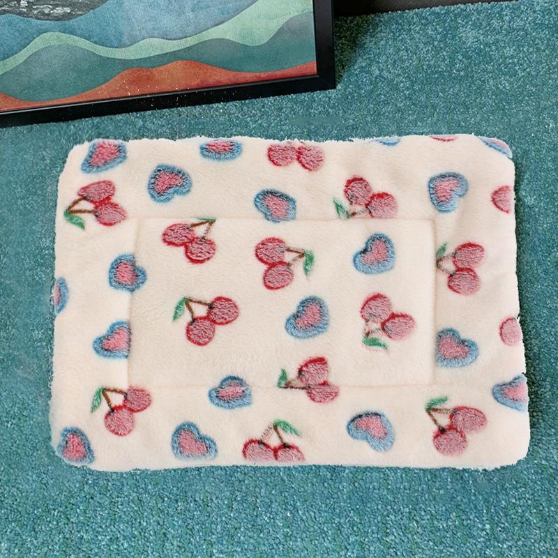 Warm Flannel Pet Mat for Dogs Cats Soft Fleece Blanket Pad Cozy Sleeping Bed Puppies Kittens Puppy Kitten Cushion Pet Accessorie
