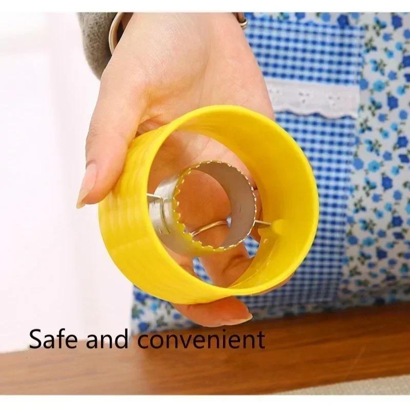 Stainless Steel Corn Thresher Manual Rotary Plastic Corn Plow Creative Home Corn Husking Separator Kitchen Gadgets