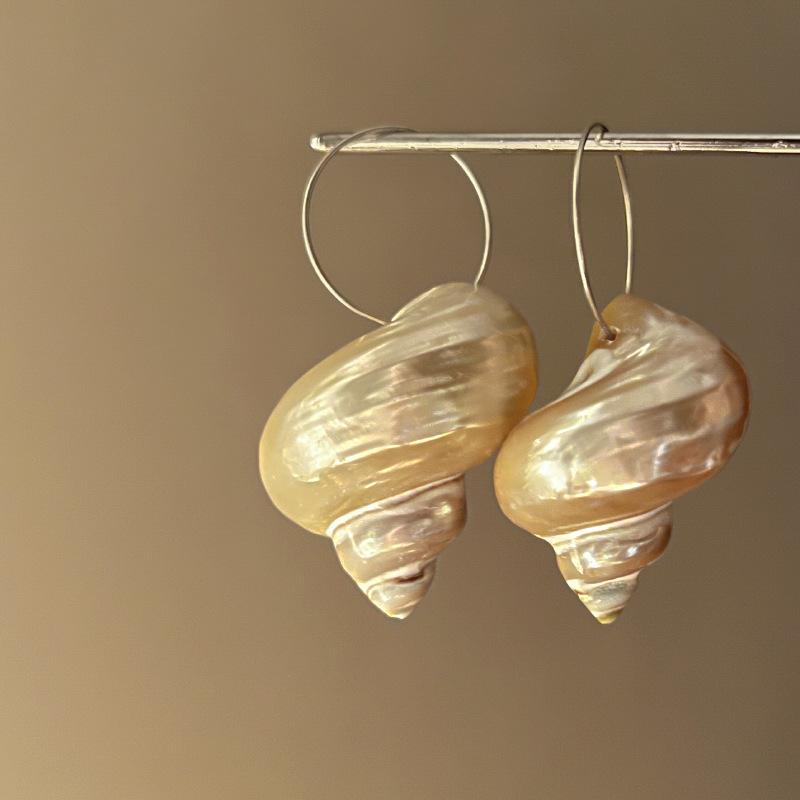 The sea breeze is blowing, super fairy French retro luminous conch earrings, light luxury and high-end fashion design earrings, jewelry.