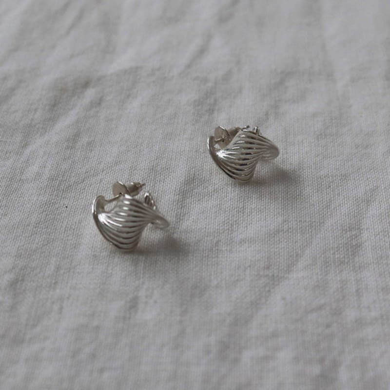 

STUDIO LEIGH LAYERED SHELL EARRING SILVER