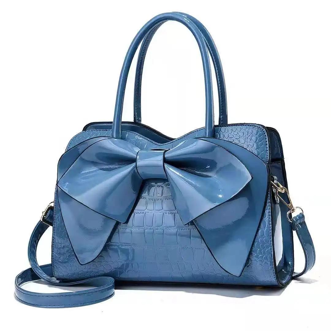 

Luxury Brand Designer Women S Handbag Fashionable Large Bow Shoulder Bag Classic Large Capacity Crossbody Bag Commuting Tote Bag 30x13x20cm