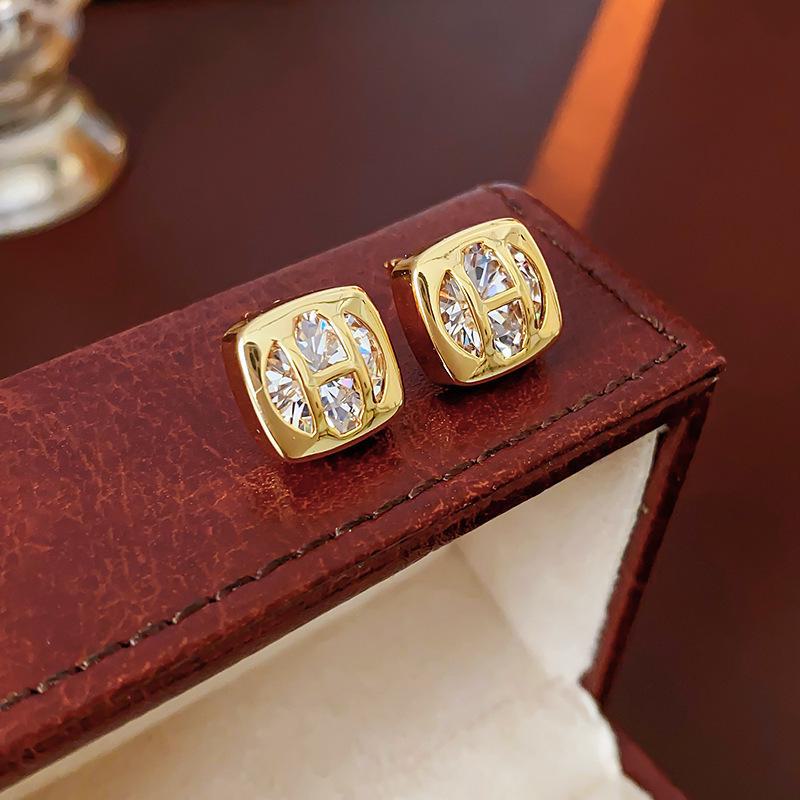 "Retro Silver Needle Irregular Pearl French Earrings - Niche Design and Fashionable"