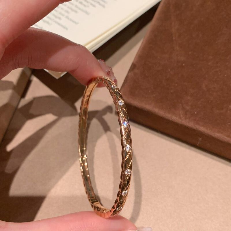 Light Luxury High-End Sense Retro Rhombus Pattern Diamond Bracelet, Medieval Small Fragrance Elegant Temperament Versatile Jewelry