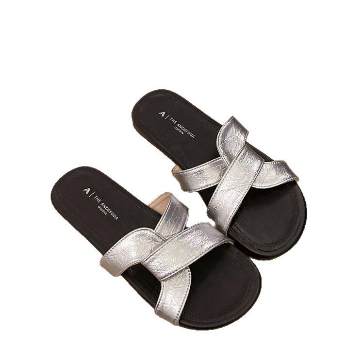 Cross-strapped slippers women's summer wear 2025 new French retro style casual flat-bottomed beach non-slip sandals