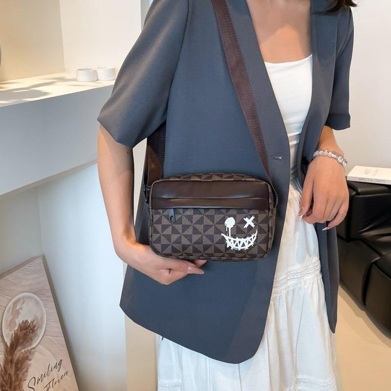Spring new women's fashion simple personality casual large capacity fashionable messenger mobile phone shoulder small square bag