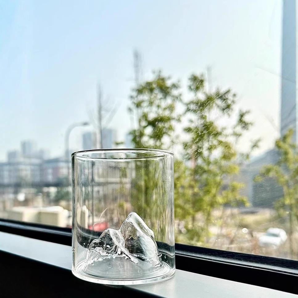 Bicchiere Premium in Vetro Borosilicato Montagna Innevata per Whiskey e Caffè - Resistente alle Alte Temperature, Stile Cinese