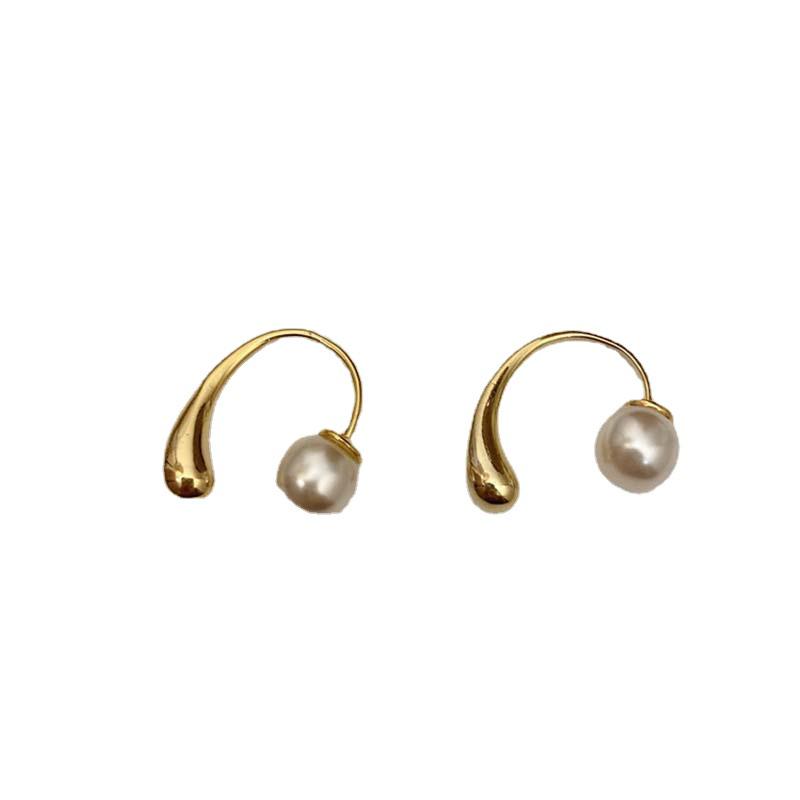 Elegant Metal Pearl Earrings: Niche Design for Autumn/Winter, Lightweight & Chic Cold Style for Women